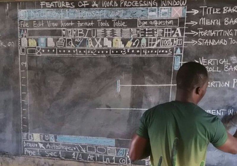 Учитель из Ганы преподает Microsoft Word школьникам на обычной доске