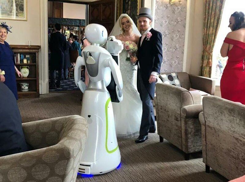 Роботы готовы подвинуть свадебных фотографов
